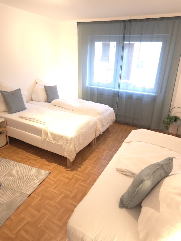 Zweites Bett im Schlafzimmer mit Fensterfront