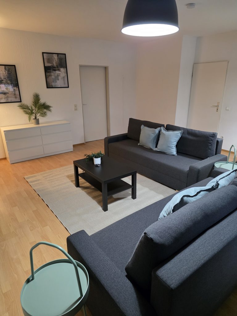 Sitzbereich mit Sofa und Couchtisch