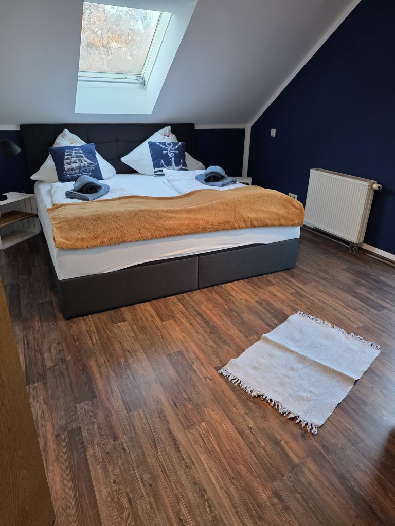 Schlafzimmer mit Boxspringbett und Dachfenster