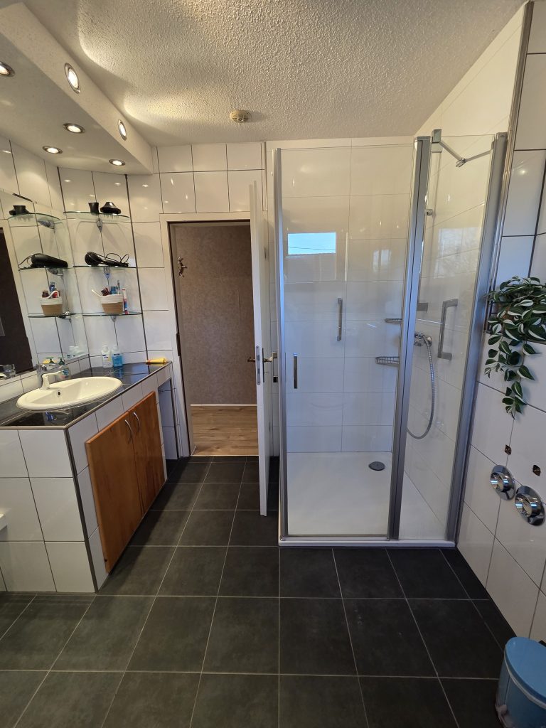Bad mit bodenebener Dusche