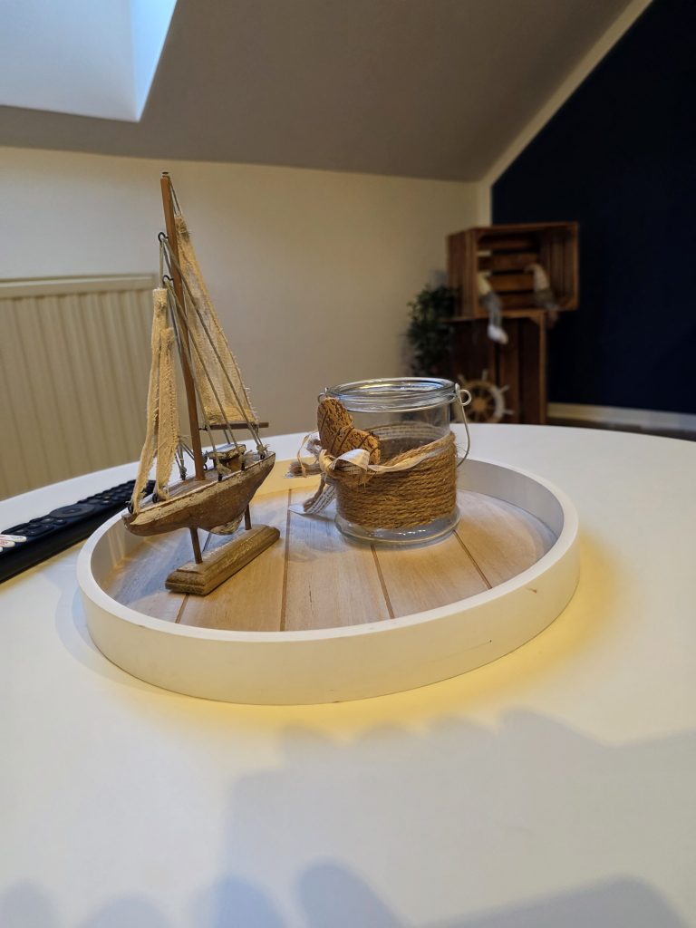 Maritime Dekoration mit Segelschiff