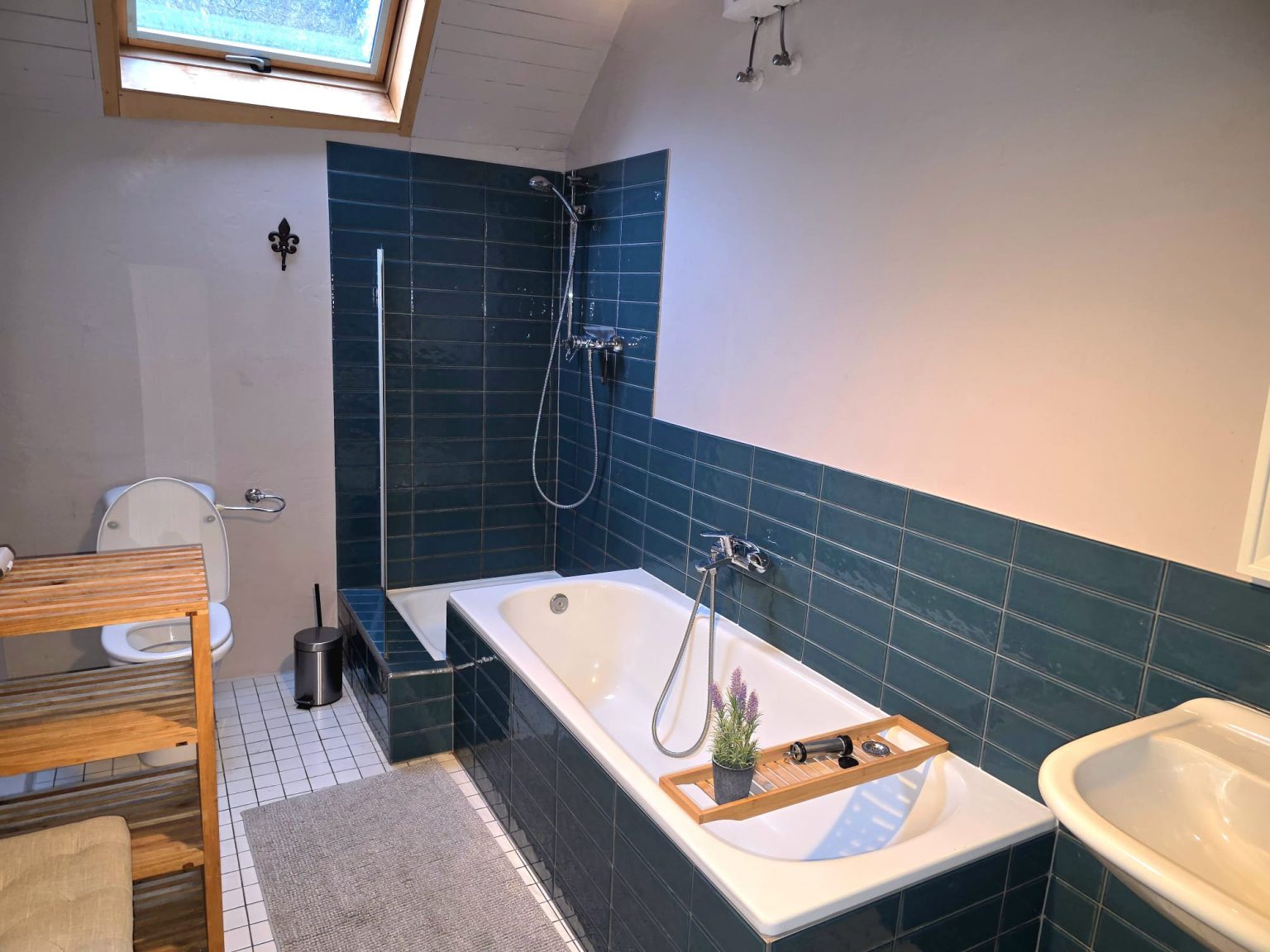 Bad mit Badewanne, Dusche und blauen Fliesen