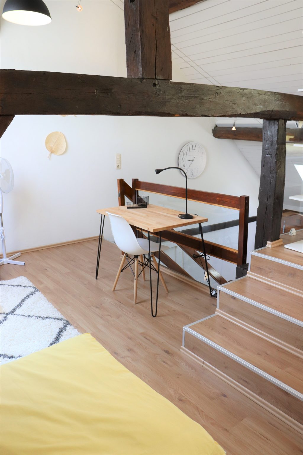 Schreibtisch auf der Empore mit Blick auf die Treppe