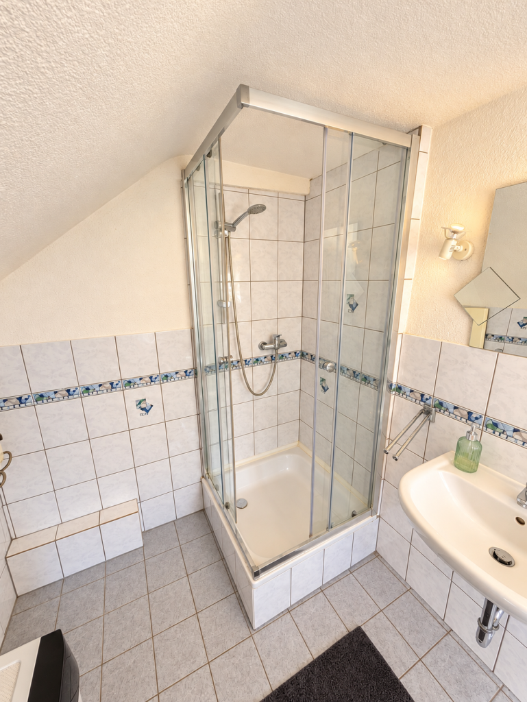Bad mit Dusche im Haus in Ensdorf