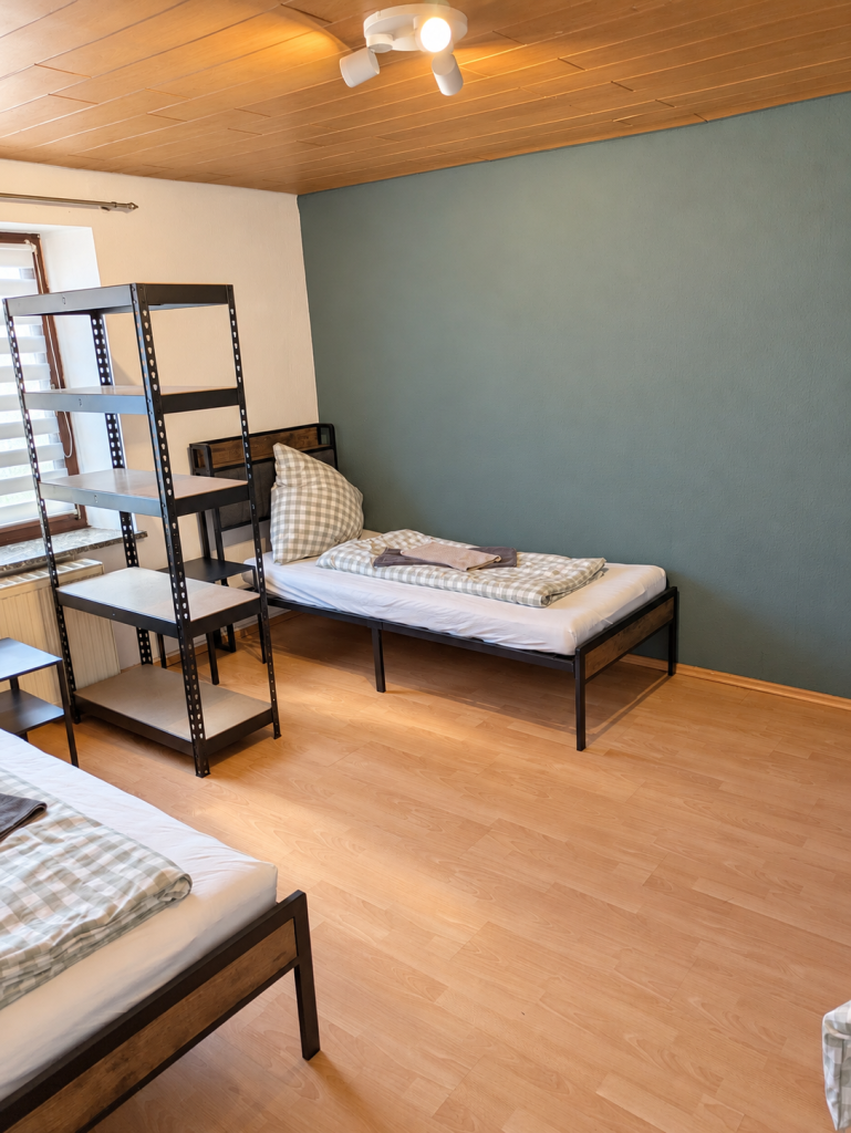 Schlafzimmer mit zwei Betten