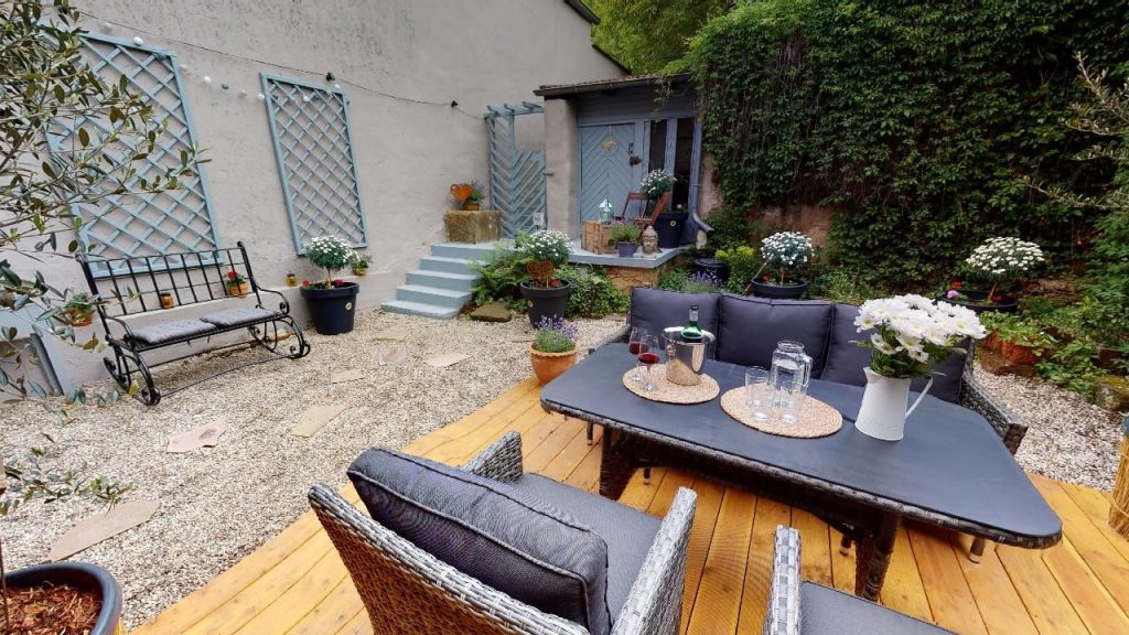 Privater Innenhof mit Holzterrasse, Lounge und Rankgitter beim Bauernhaus in Saarlouis